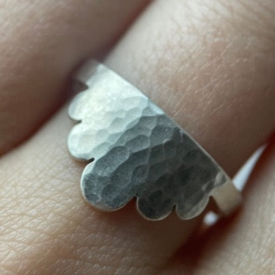 Srebrny młotkowany pierścionek Crown